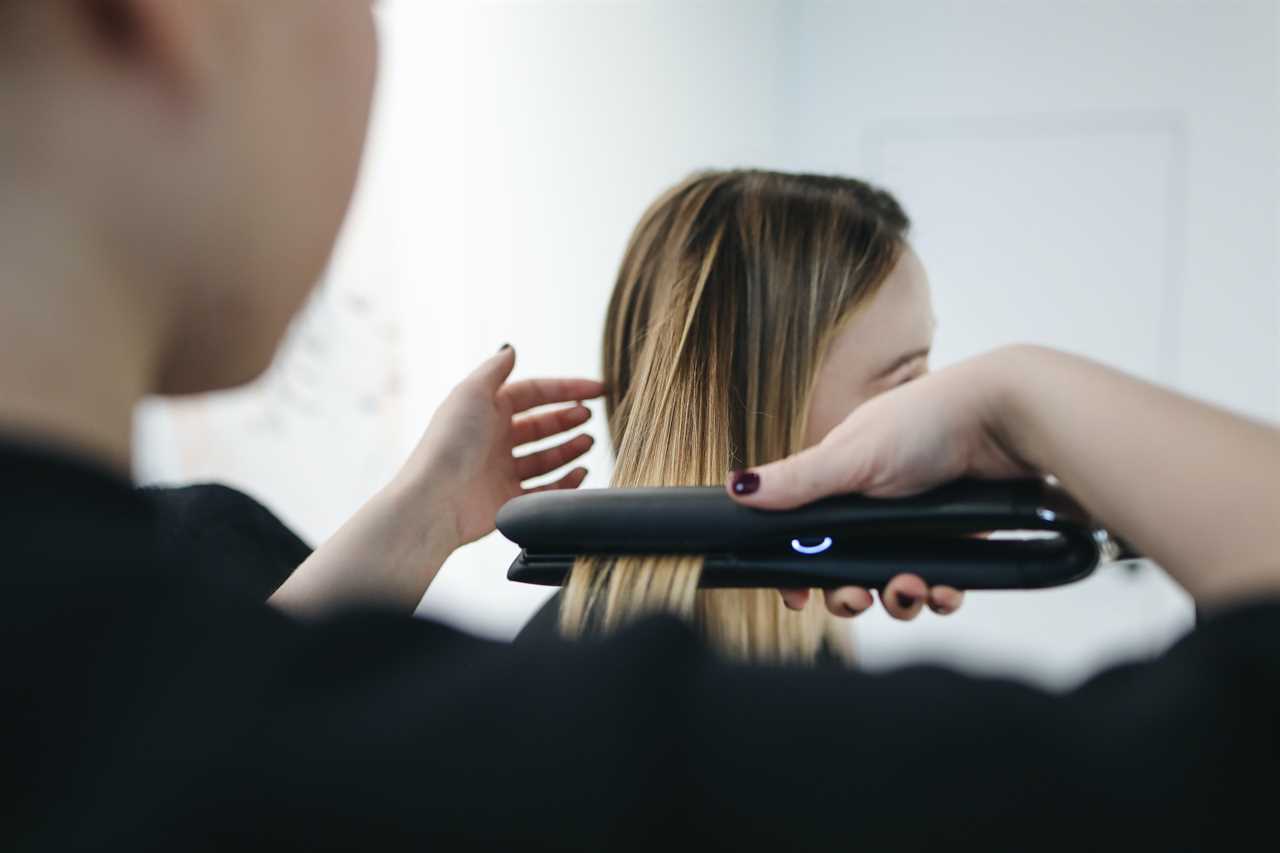 The Ultimate Guide to Curling Hair With a Straightener