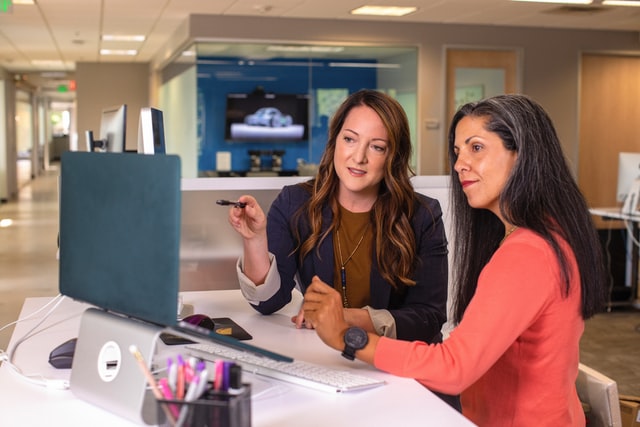 women Entrepreneur talking about the startup