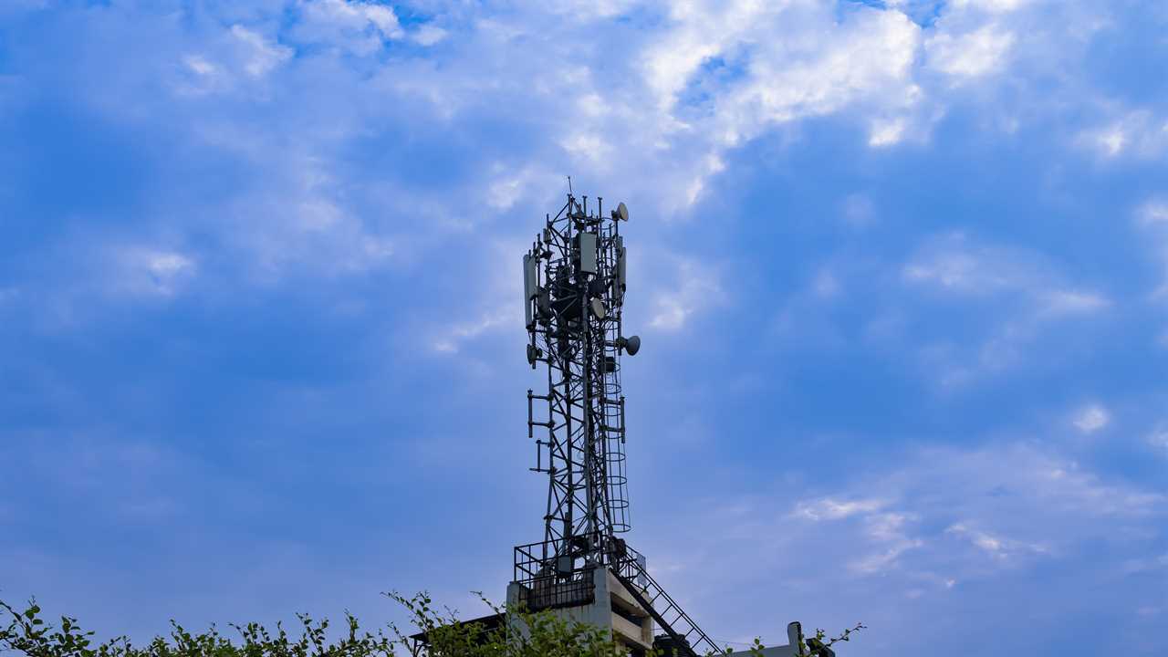4 benefits of having a mobile phone signal booster for your business