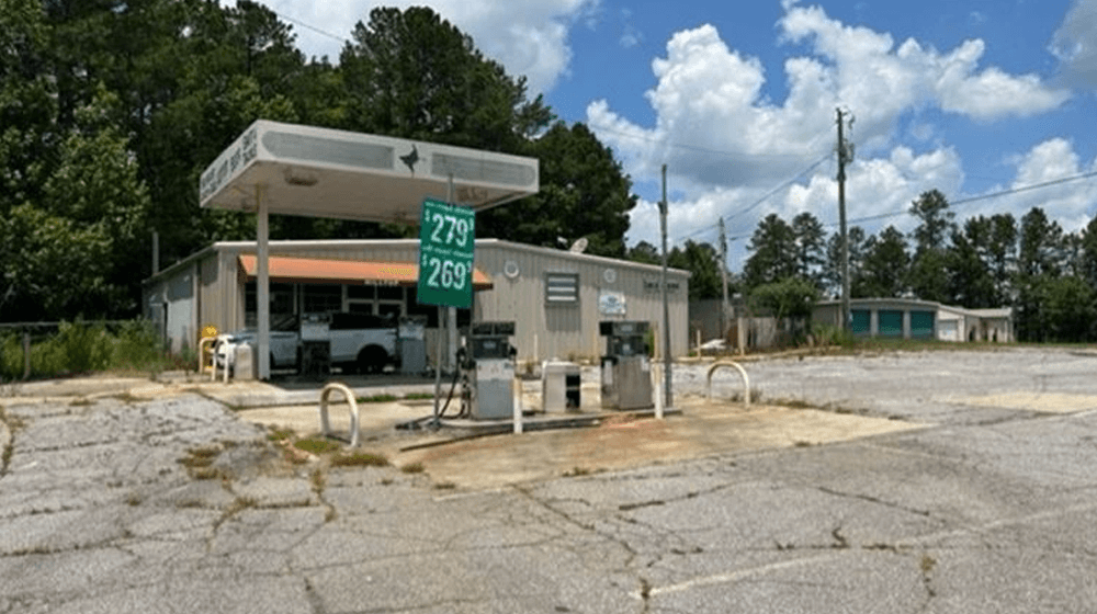 Unbranded Property with Storage Units