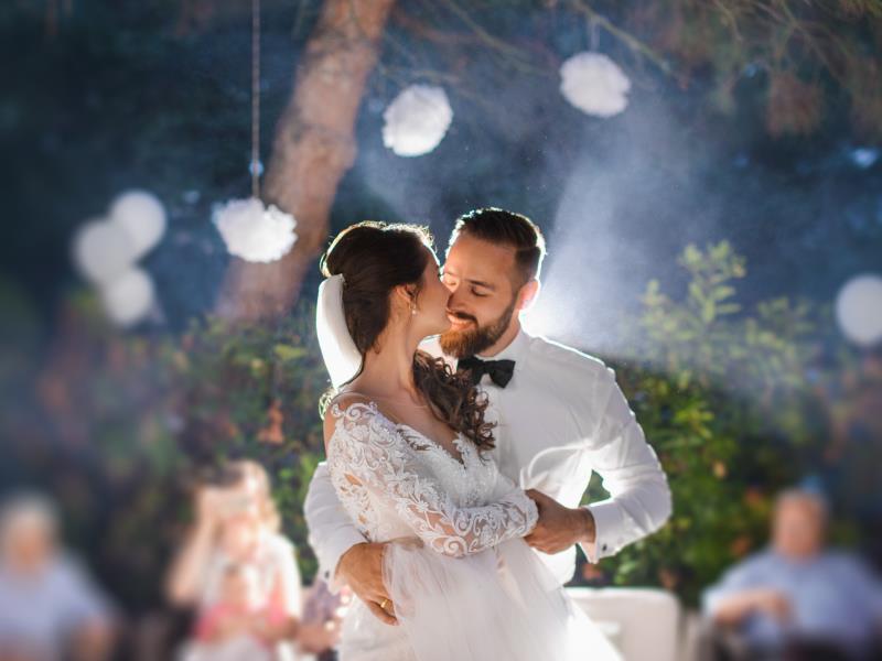 how to become a wedding photographer
