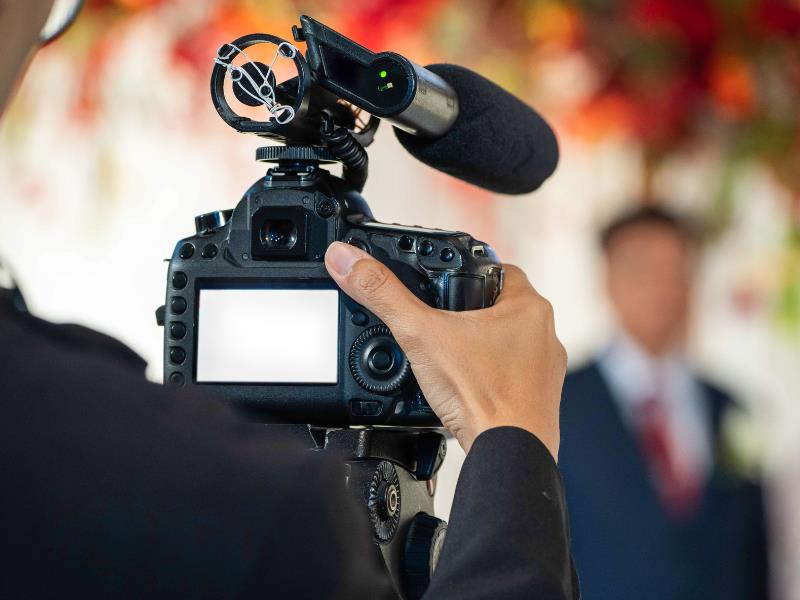 how to become a wedding photographer