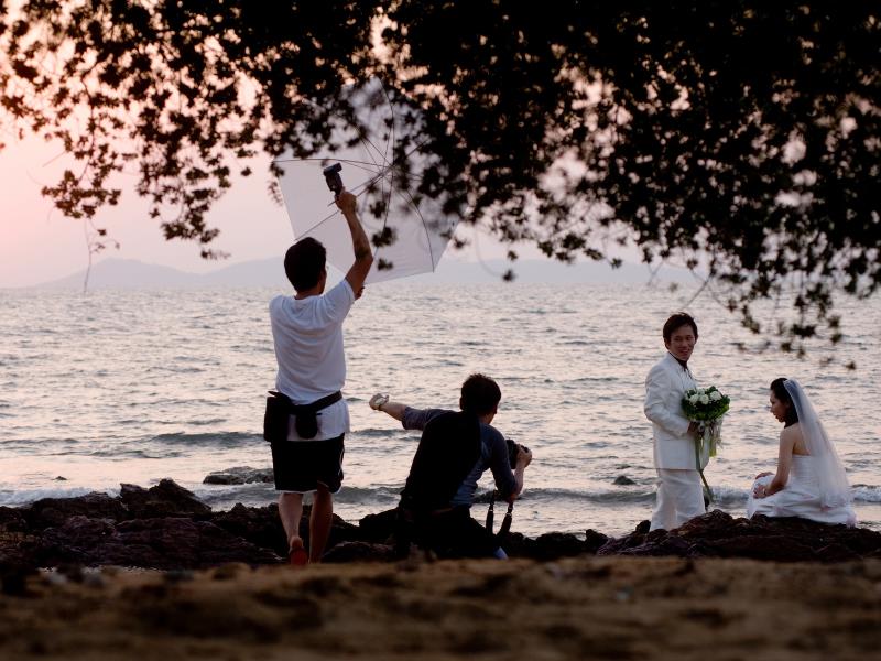 how to become a wedding photographer