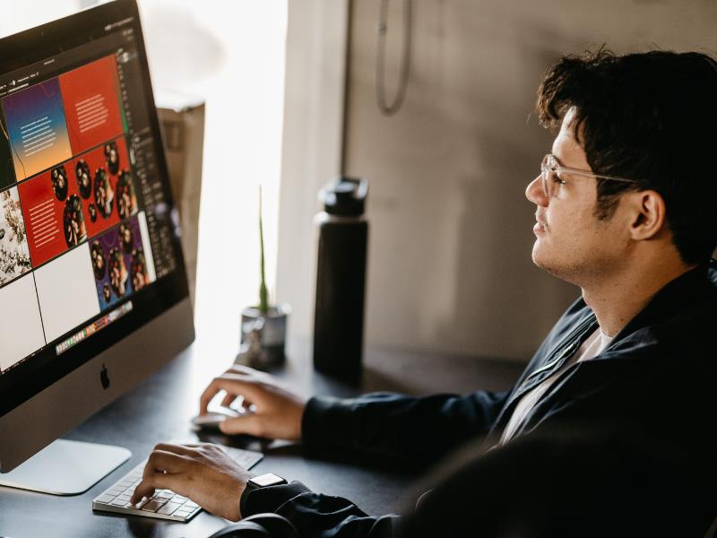 how to make money on fiverr - graphic designer on computer